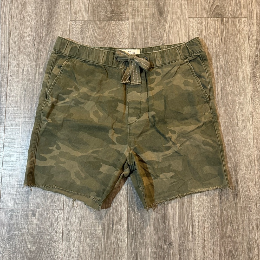 Hollister Cut Off Camo Shorts - XL